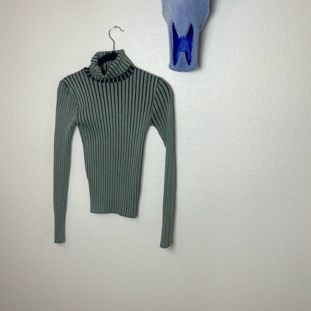 🖤Forever 21 Stripped Turtleneck🖤
